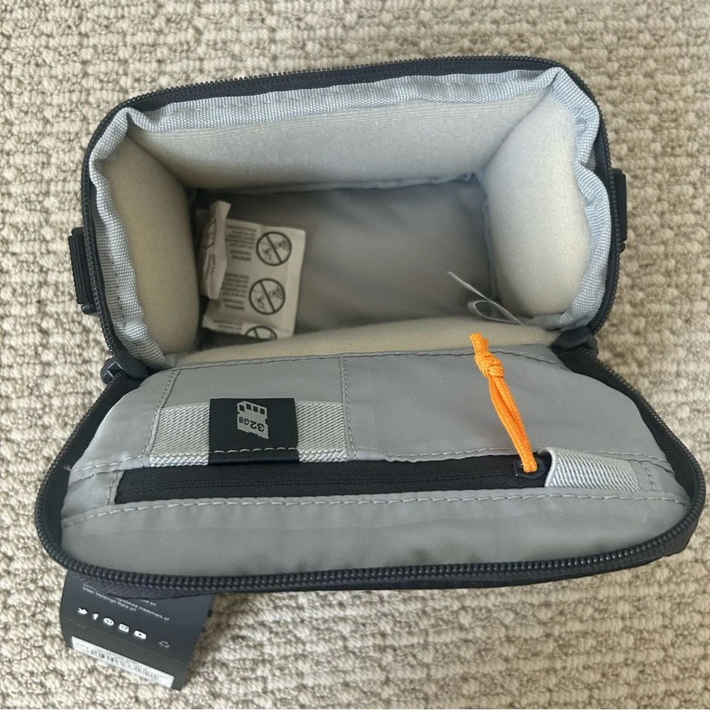 Lowepro Camera Case NWT Carrying Bag Adventura SH 110R II Black and Gray